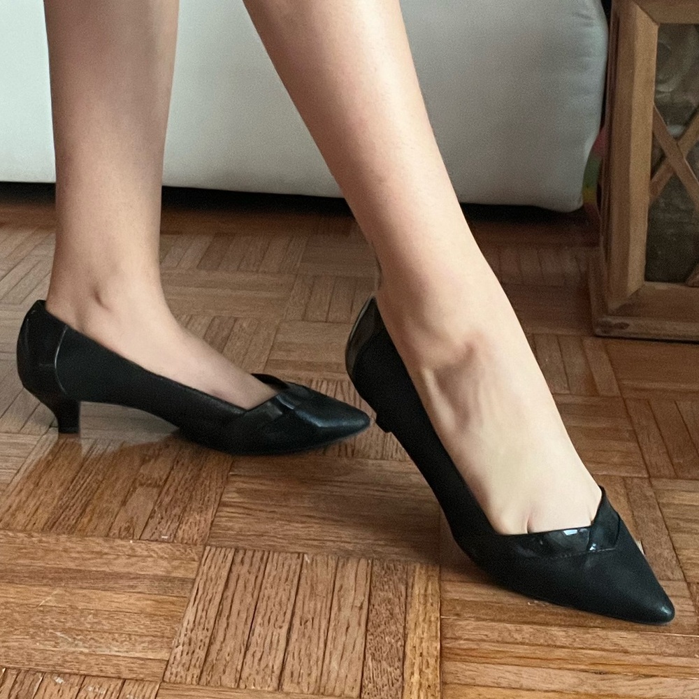 Anne Klein iflex Women's Black Kitten Heel Pumps Metallic Patent trim